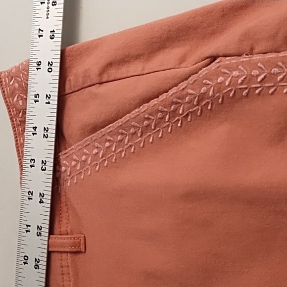 L L Bean Organic cotton stretch canvas monochromatic embroidered shorts Size 10 - Picture 3 of 10